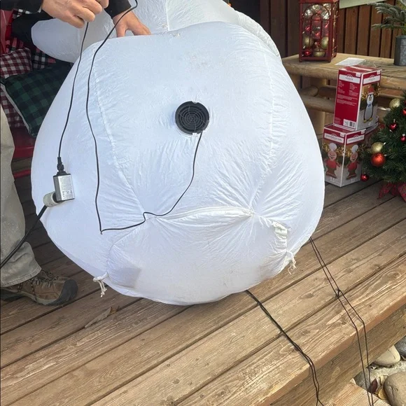 EUC Snowman Inflatable Lit - Picture 5 of 9
